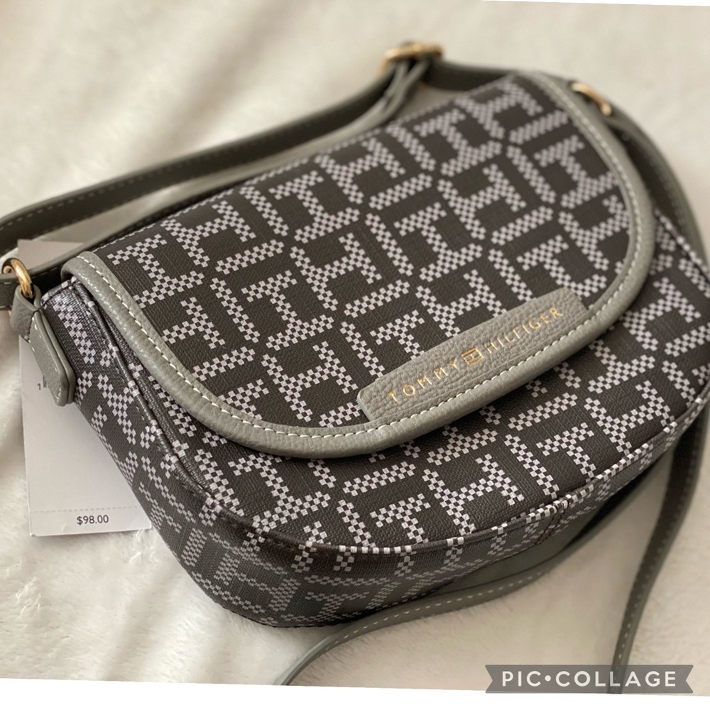 ✨🆕✨Brand New(NWT)Tommy Hilfiger Small Crossbody Bag